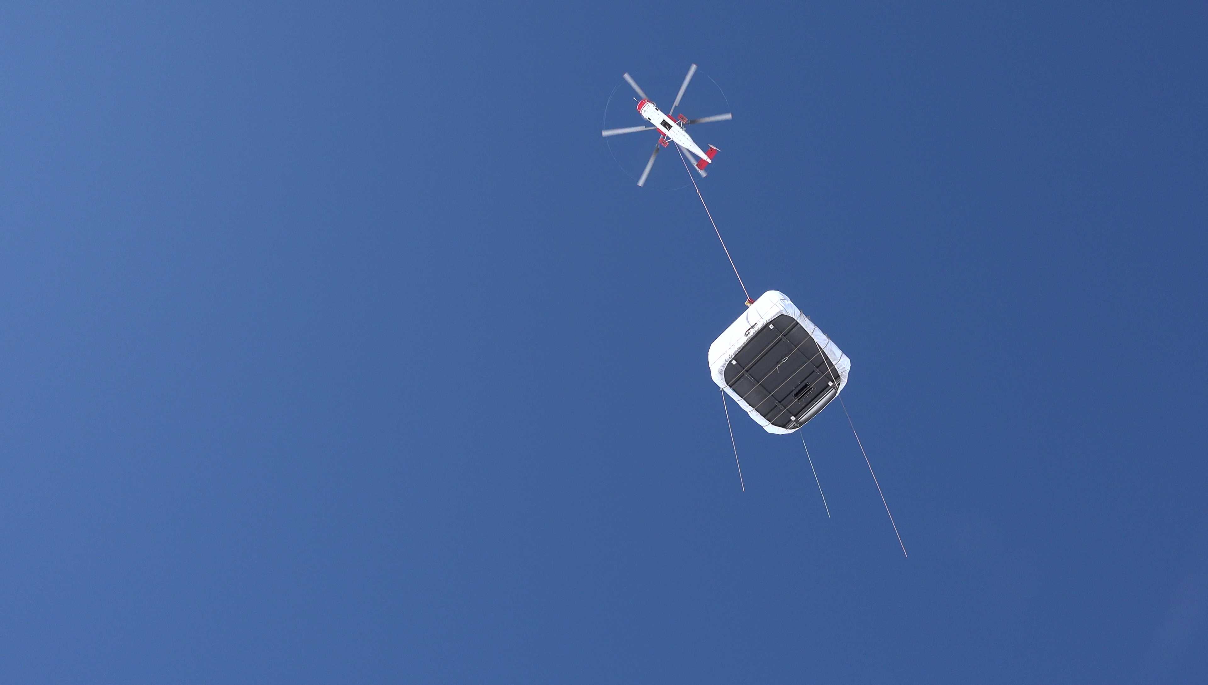 Wagoniki do kolei 3-S w Zermatt transportowane były helikopterem