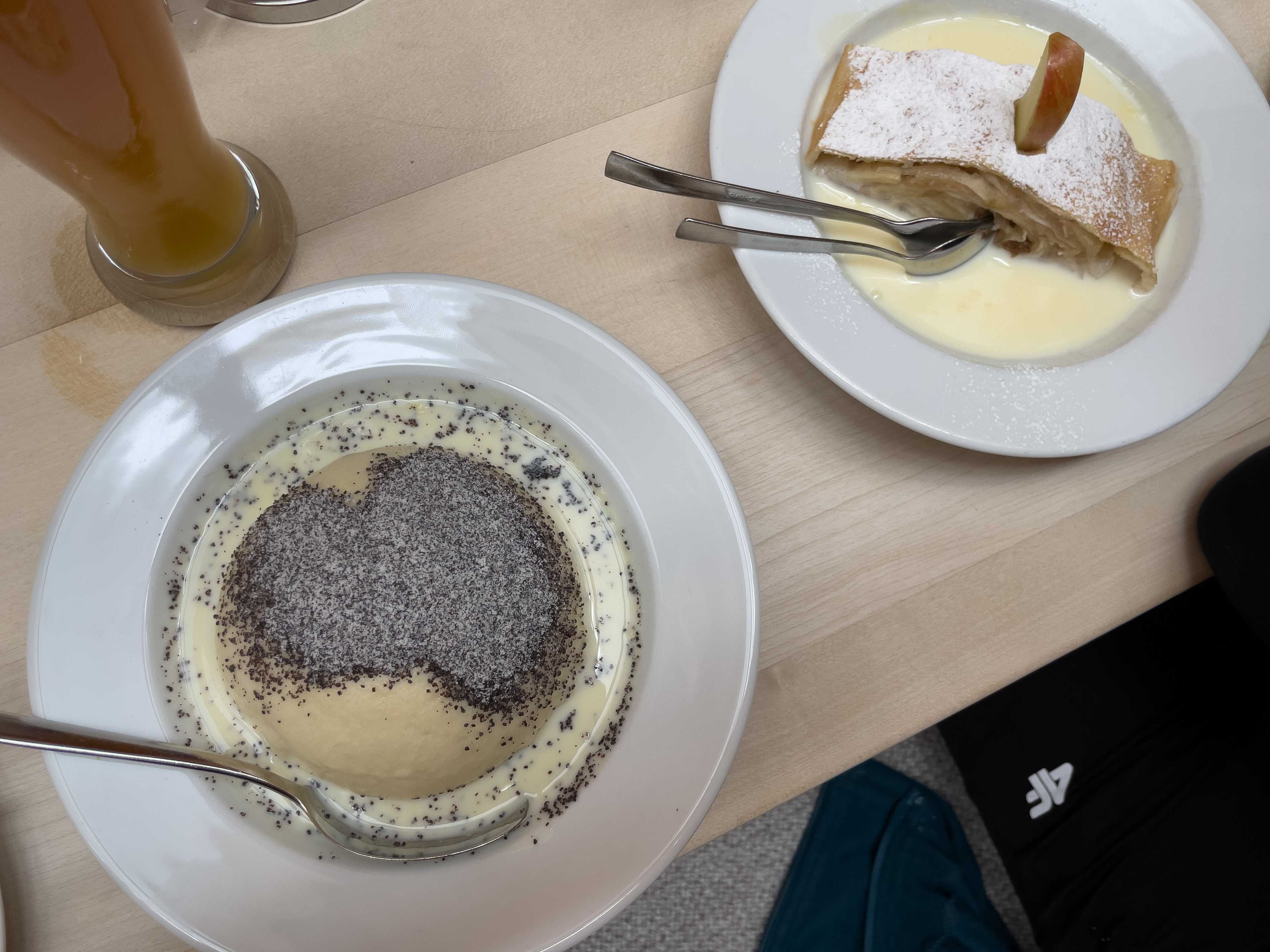 Wszechobecne przepyszne Germknödel i Apfelstrudel