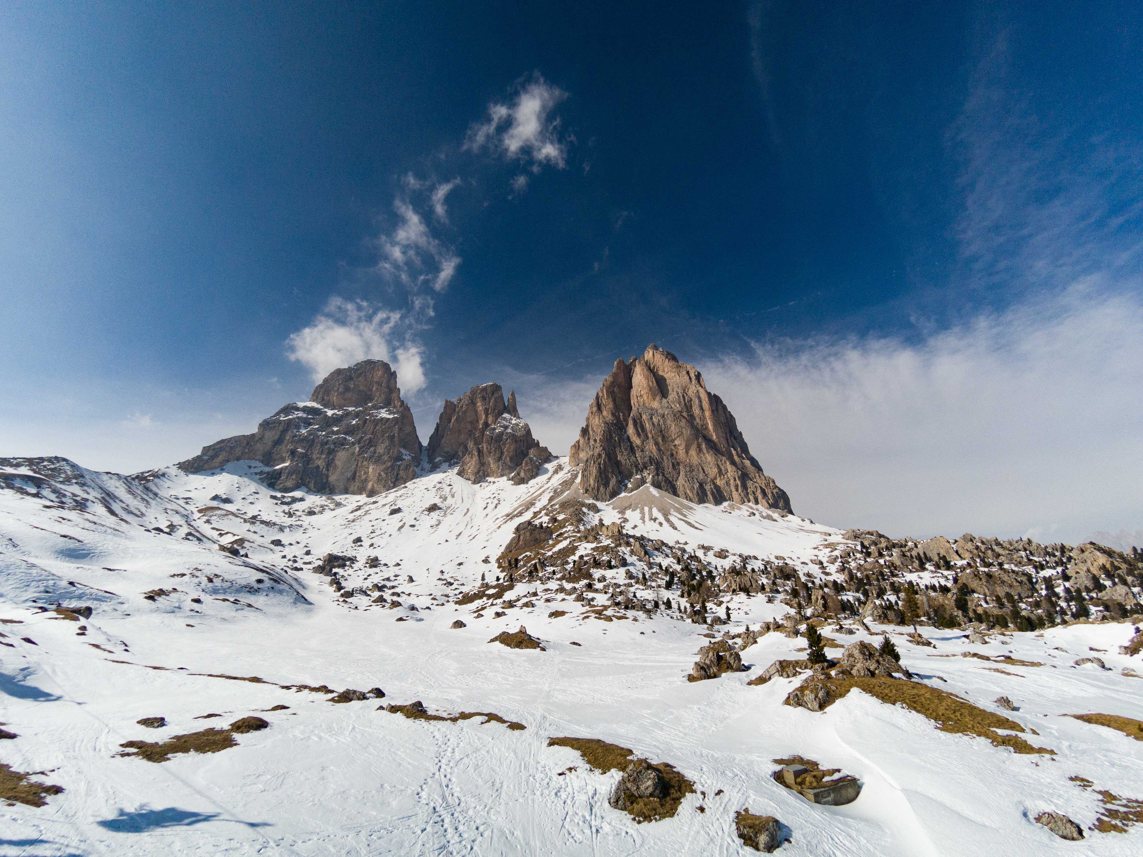 Majestatyczne szczyty Sassolungo (Langkofel) górujące nad ośrodkiem Val di Fassa