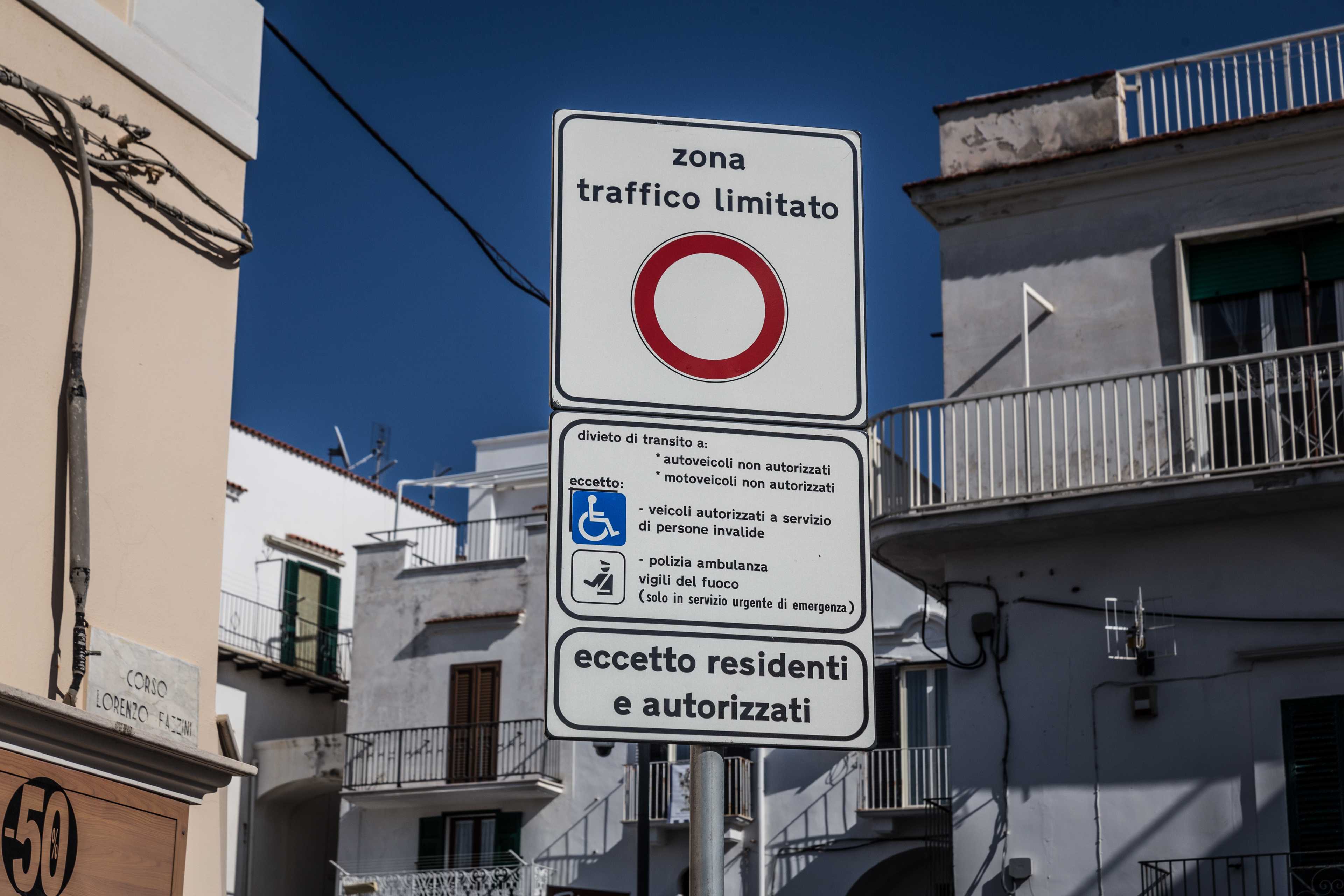 Zona Traffico Limitato road sign