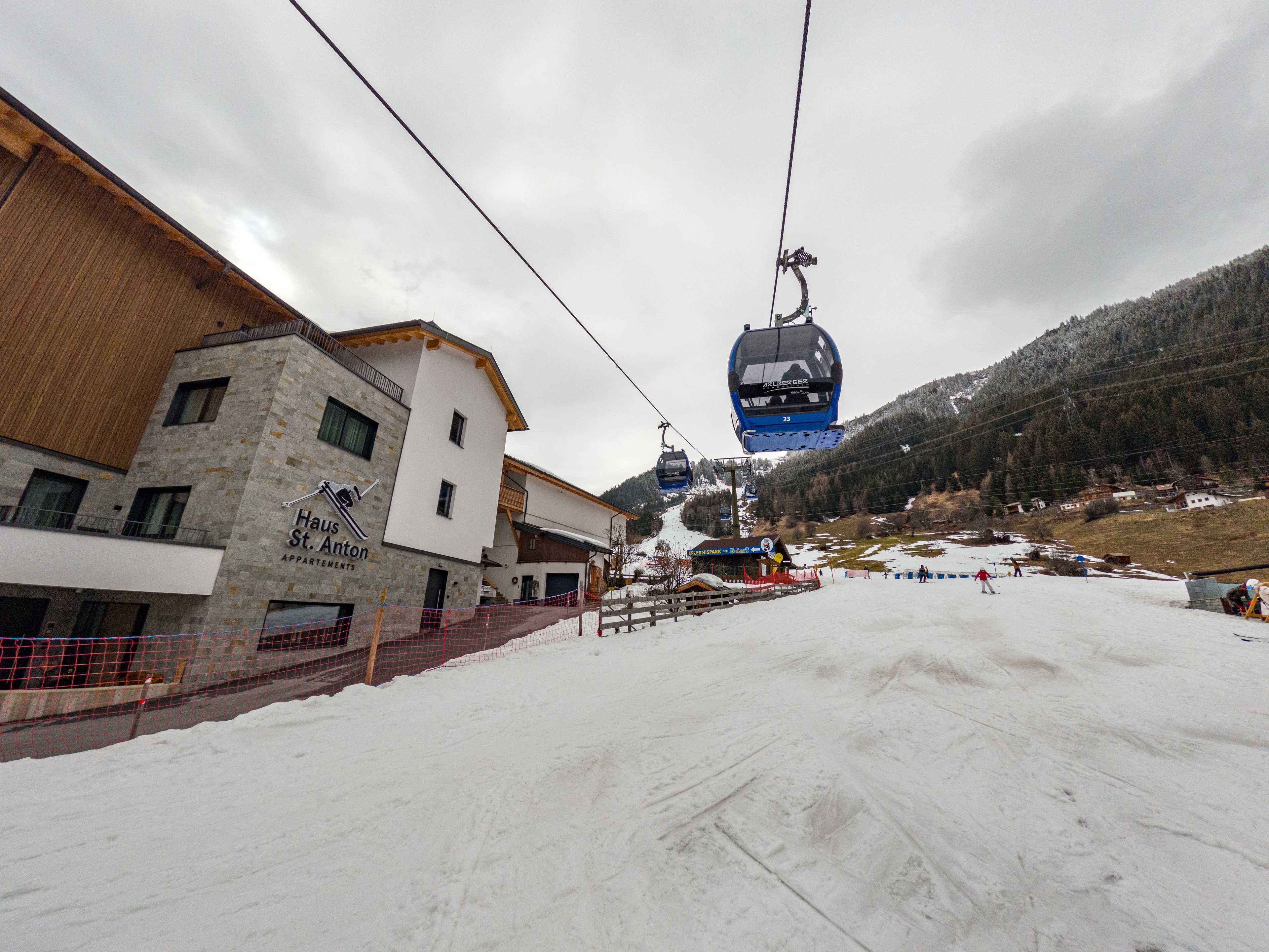 Dolna stacja Nassereinbahn w St. Anton to wysokość tylko 1291 m n.p.m. W marcu śniegu było tu naprawdę mało.