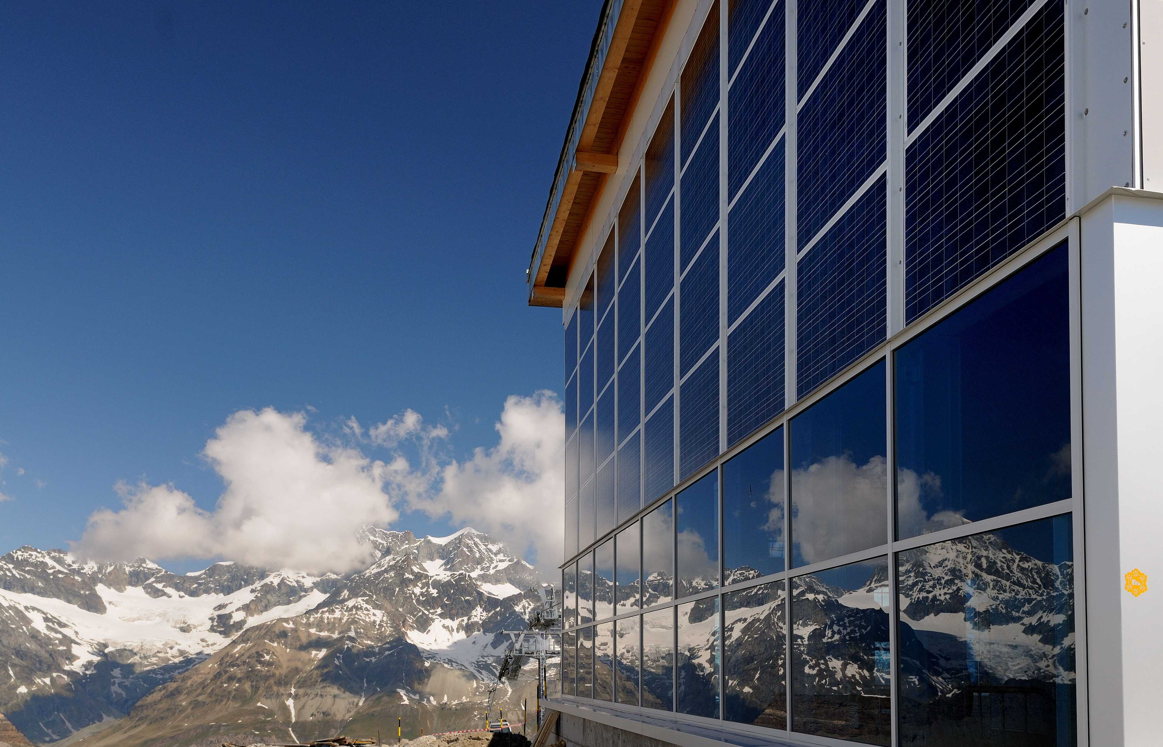 Panele słoneczne na stacji kolei 3-S, Zermatt