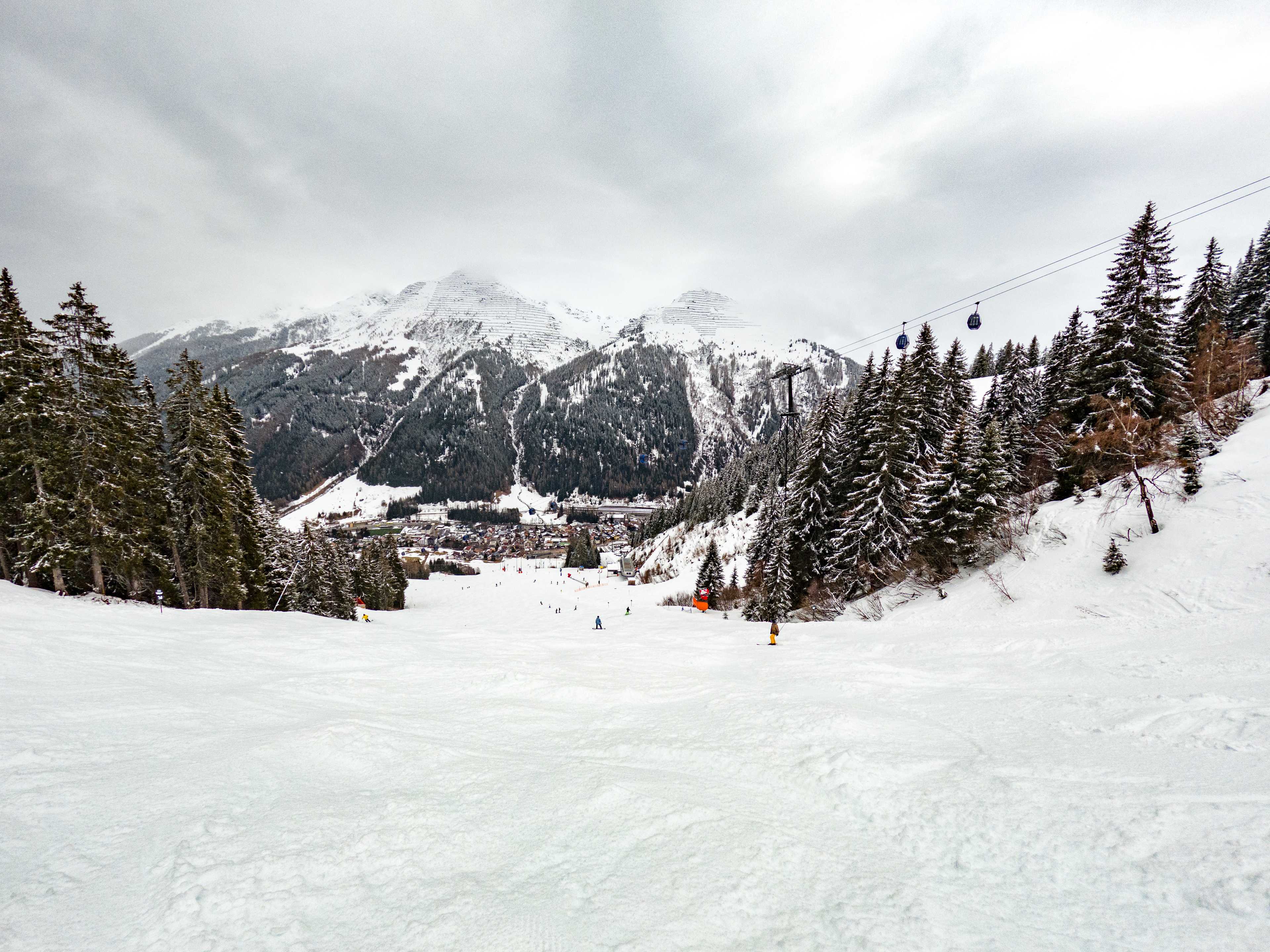 Widok na St. Anton z czarnej trasy nr 34
