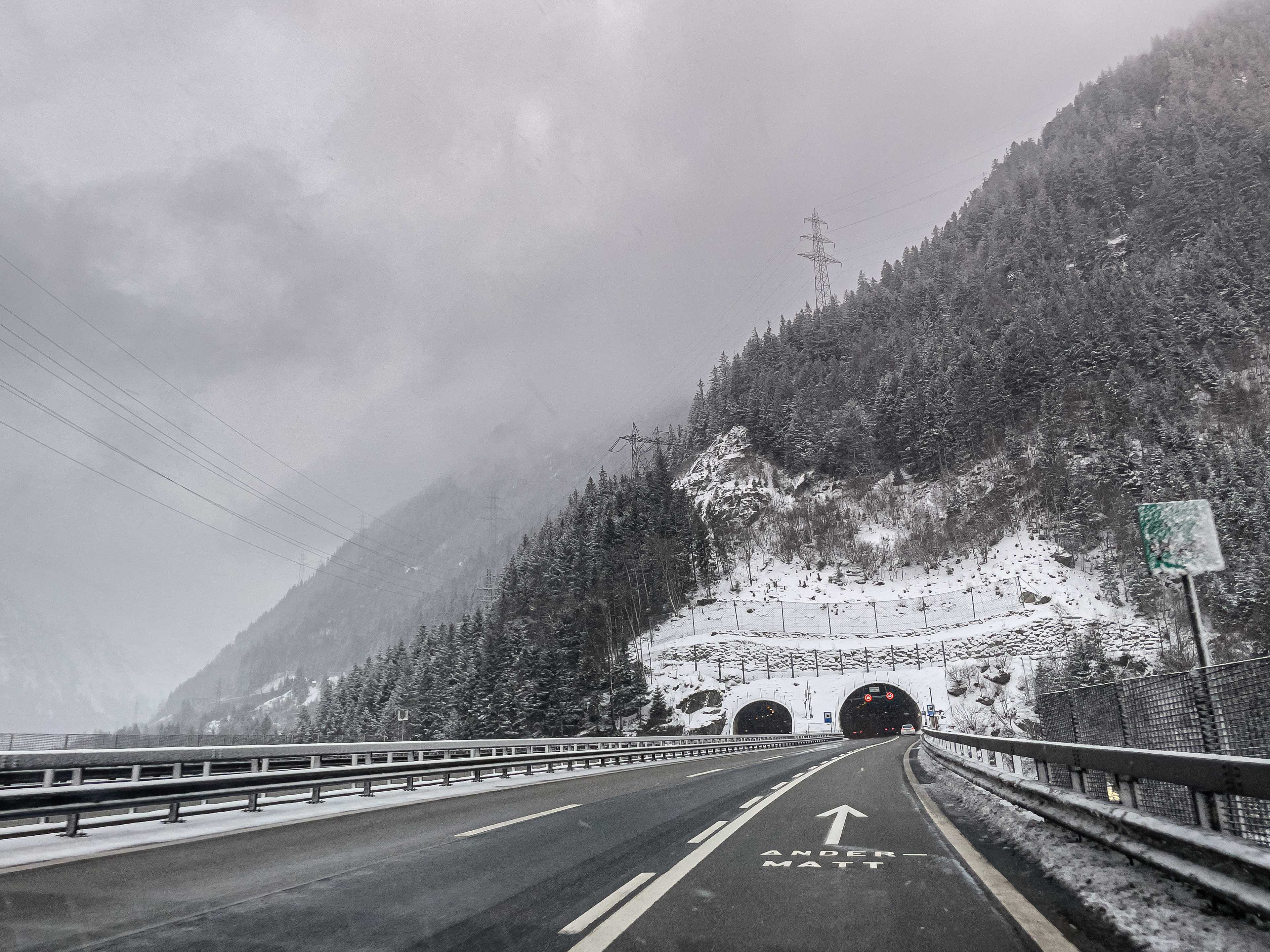 Szwajcarska autostrada A2 na drodze do Andermatt